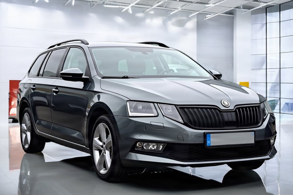Stejné auto v showroomu